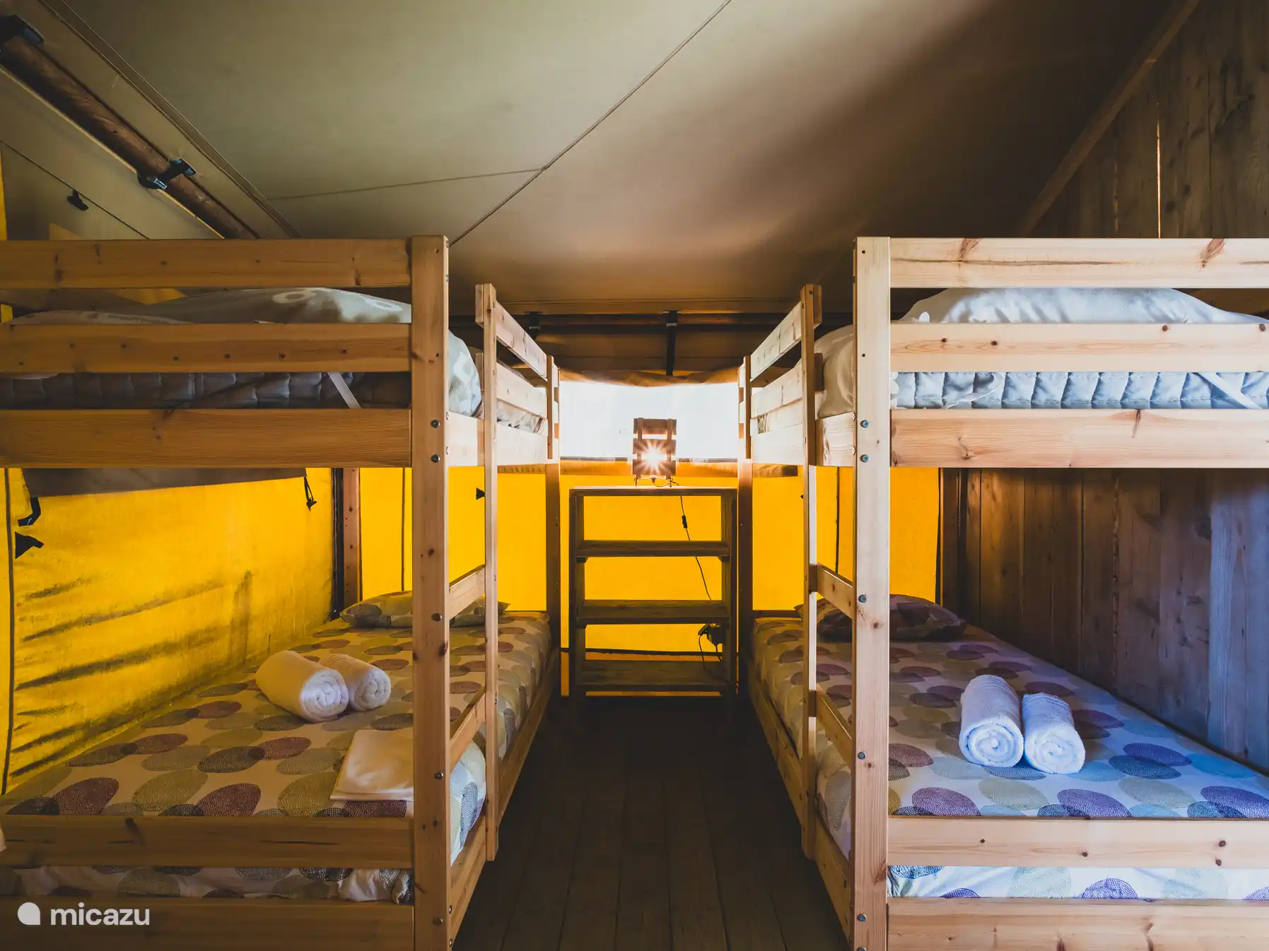 Schlafzimmer mit 4 Etagenbetten