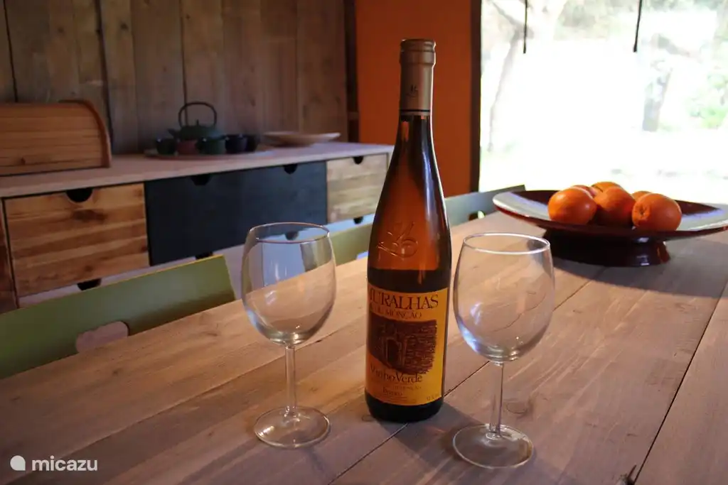 Köstliche salzig Weißwein an einem Sommertag, Obst wie Obst sollte schmecken und Sie durfen hier nichts zu tun. Aber wenn man etwas unternehmen wolllen ((wasser)Sport, Kultur, Historik, Kulinarien, Kunst, Workshops, etc.) dan helfen wir Sie dabei.