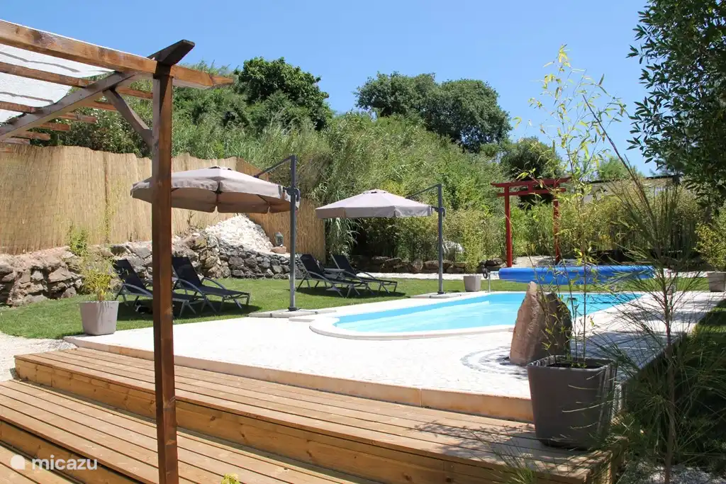 Gemeinschaftspool mit Sonnenterrasse und Café-Terrasse.