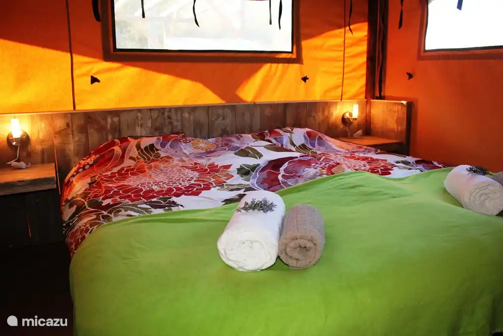 Master-Schlafzimmer mit Doppelbett (180x200) (möglicherweise auseinander setzen)