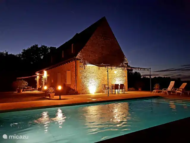 Bellevue | France, Dordogne, Les Farges - maison de vacances Le soir, la maison est illuminée.