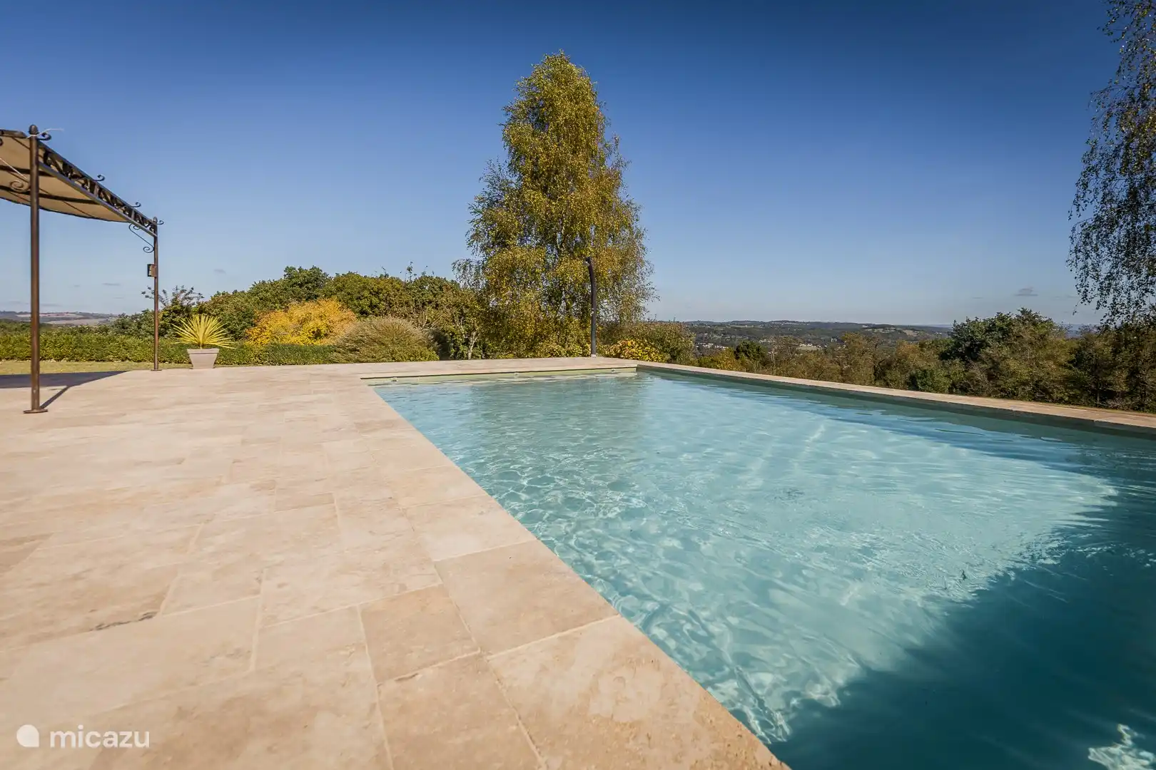Ein Schwimmbad mit Blick auf das Tal