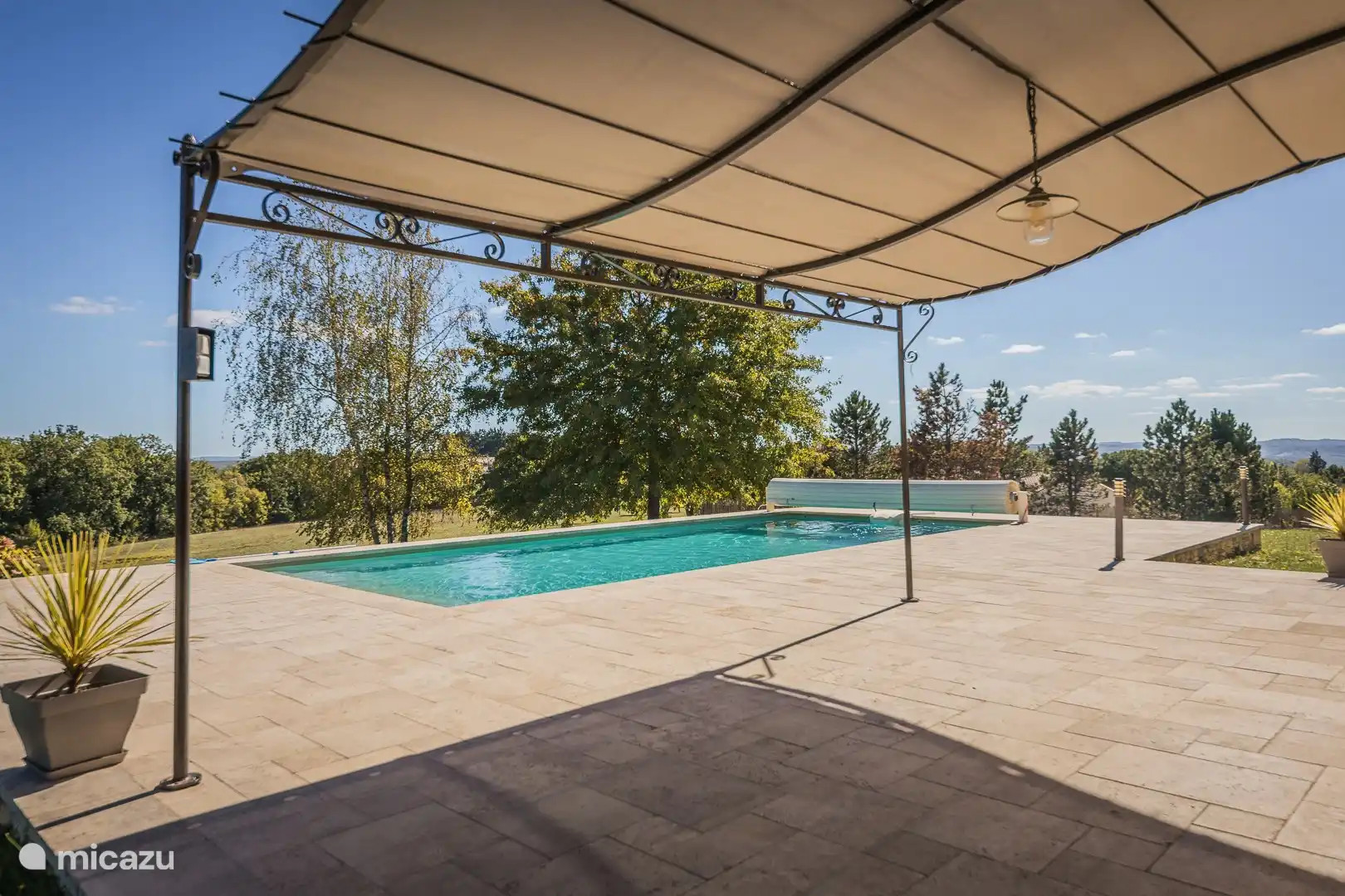 Eine schattige Terrasse mit Blick auf den Pool