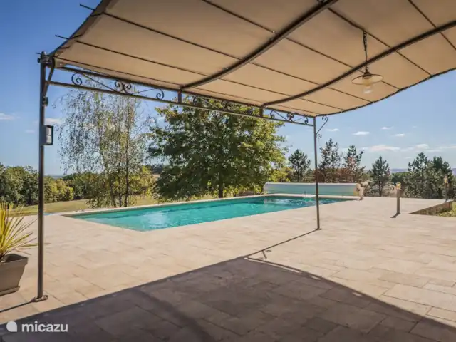 Bellevue | France, Dordogne, Les Farges - maison de vacances Une terrasse ombragée avec vue sur la piscine