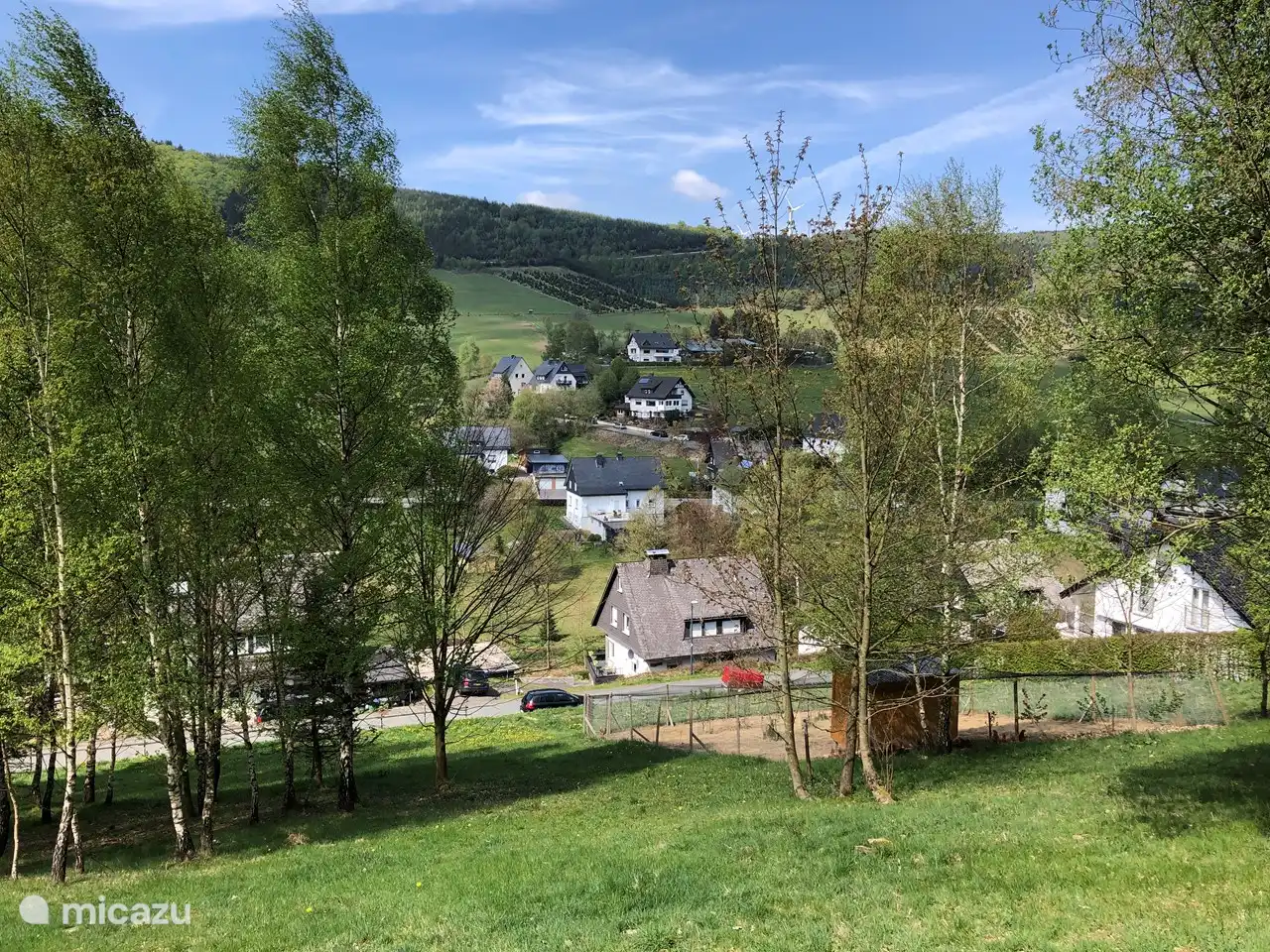 Das Haus befindet sich in ländlicher Umgebung und doch in der Nähe des Dorfzentrums von Elpe.