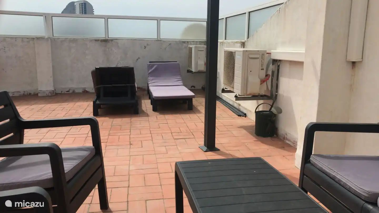 Sonnenliegen auf der Dachterrasse mit viel Privatsphäre