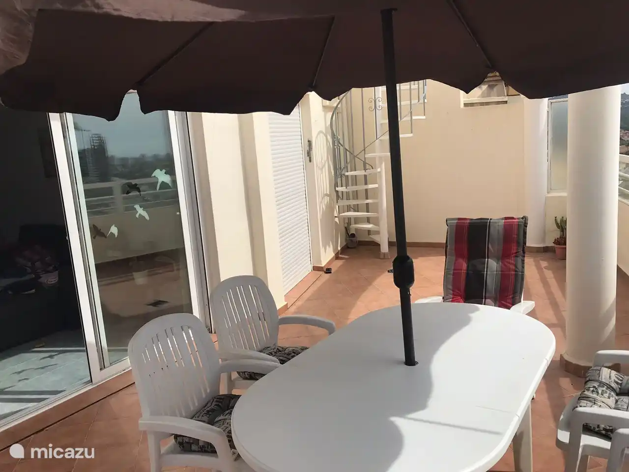 Balkon mit Treppe zur Dachterrasse