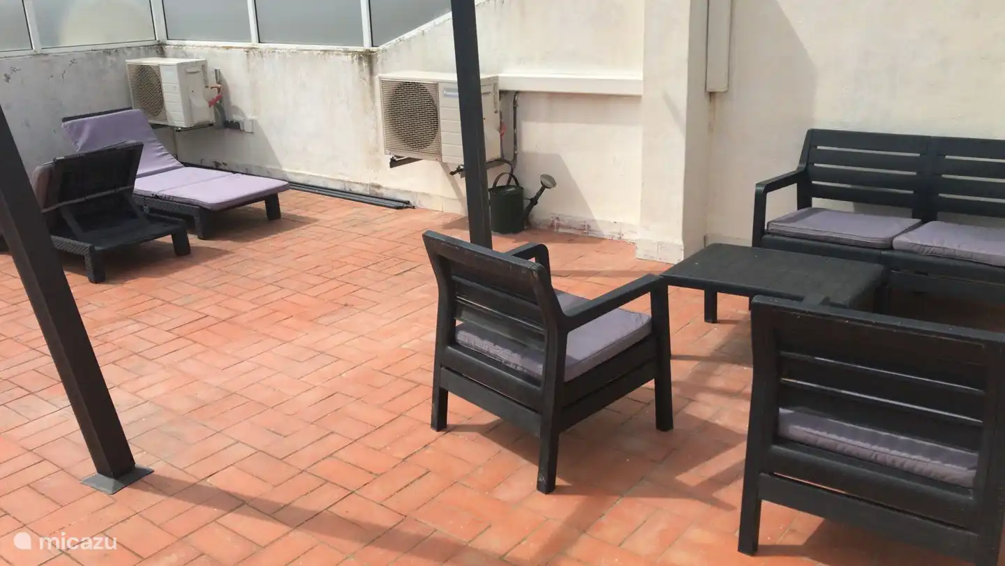 Sonnenliegen und Sitzgelegenheiten auf der Dachterrasse