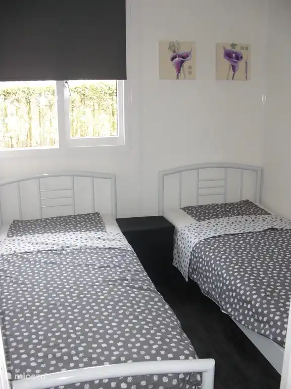 Ein Schlafzimmer mit zwei Einzelbetten
