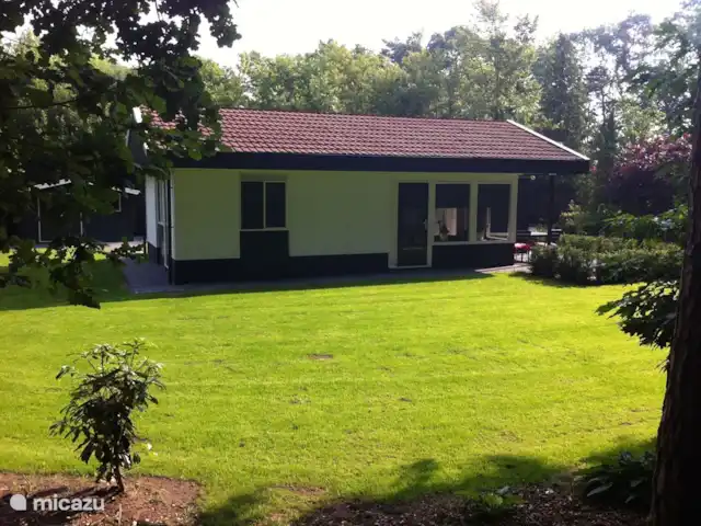 LuxeVakantiebungalow Denekamp Twente huren in Nederland, Overijssel, Denekamp - bungalow Foto vanuit de tuin