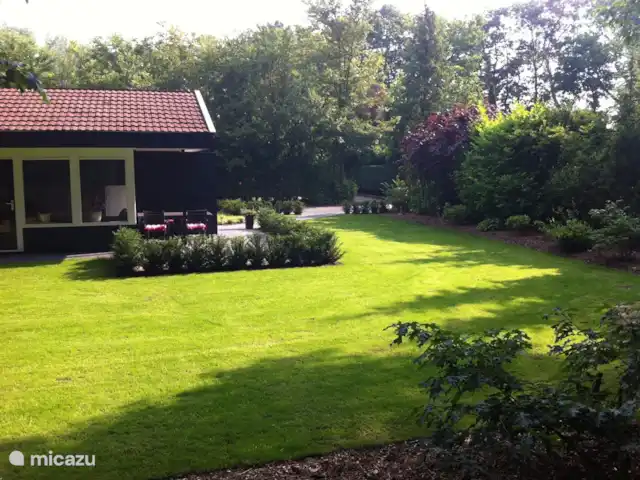 LuxeVakantiebungalow Denekamp Twente huren in Nederland, Overijssel, Denekamp - bungalow Foto vanuit de tuin