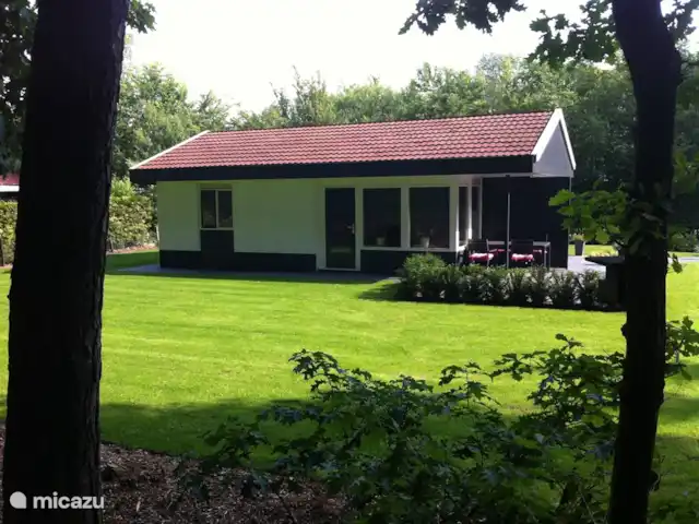 LuxeVakantiebungalow Denekamp Twente huren in Nederland, Overijssel, Denekamp - bungalow Foto vanuit de tuin