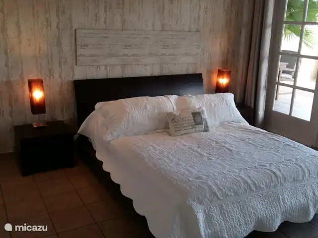 Lujosa villa con piscina privada en Aruba, Norte, Noord - villa Dormitorio principal con vista a la piscina