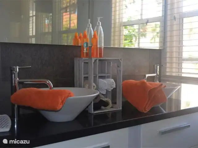 Lujosa villa con piscina privada en Aruba, Norte, Noord - villa baño en suite