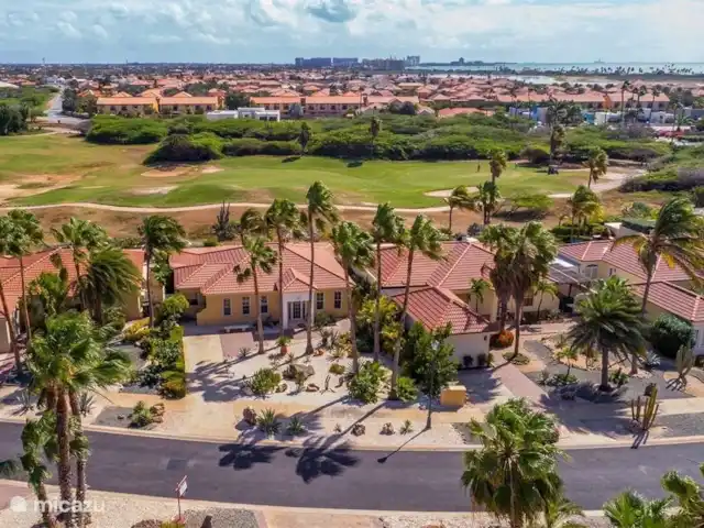 Lujosa villa con piscina privada en Aruba, Norte, Noord - villa Vista superior con vista al campo de golf