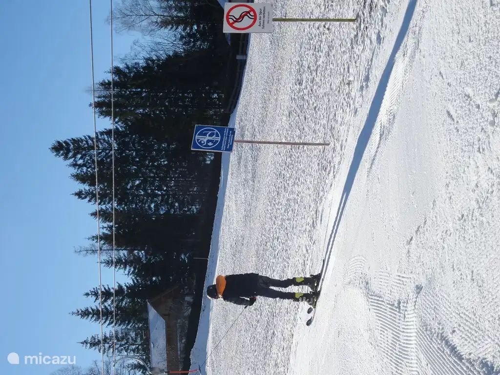 Prado de esquí detrás de la casa