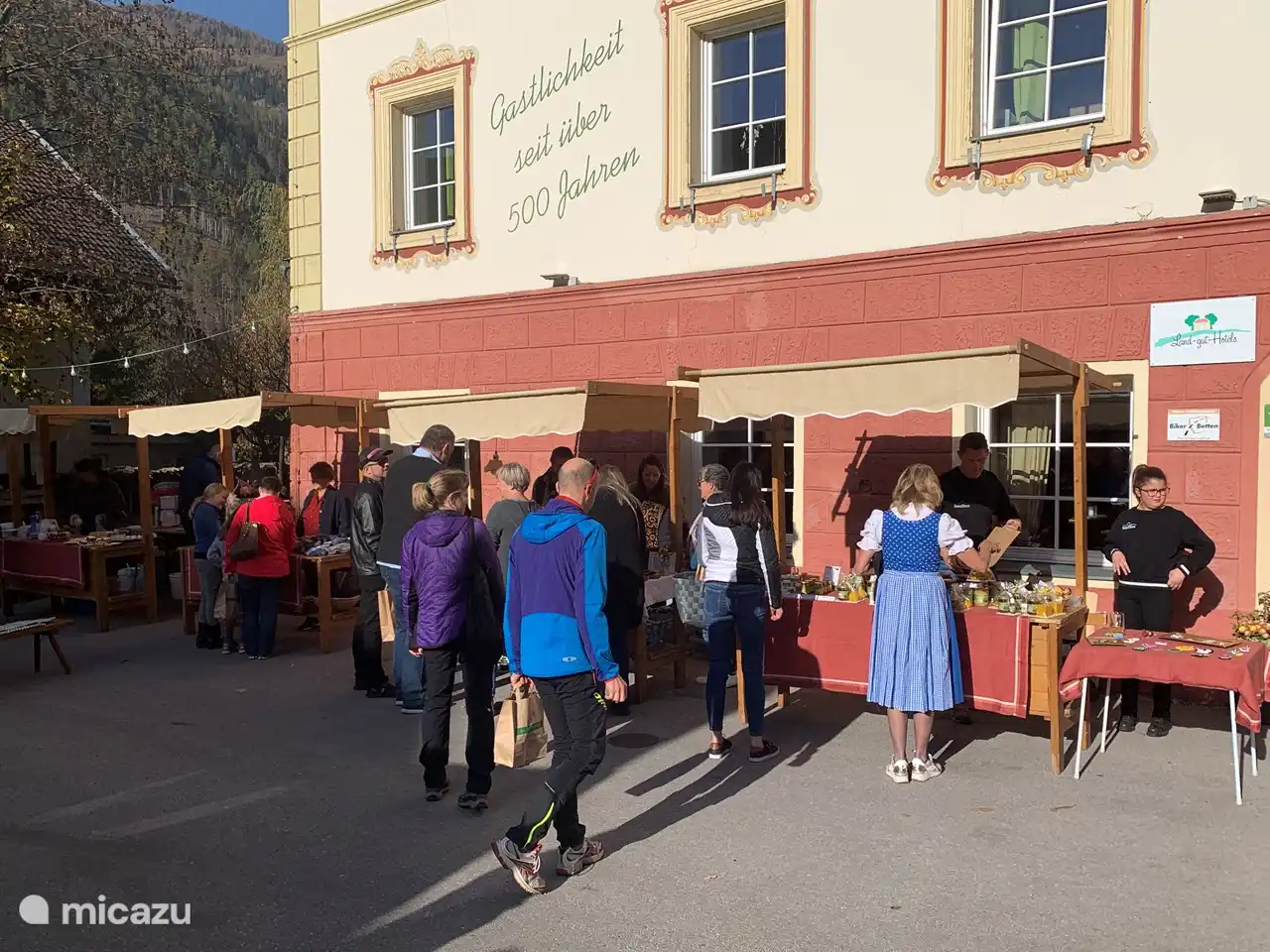 Mercado de granjeros en la plaza del pueblo de Grosskirchheim