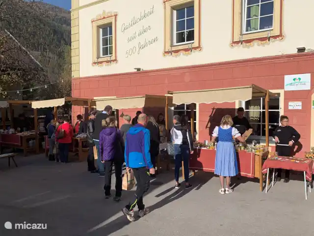 Zwei Tannen en Austria, Carintia, Grosskirchheim  - chalet Mercado de granjeros en la plaza del pueblo de Grosskirchheim