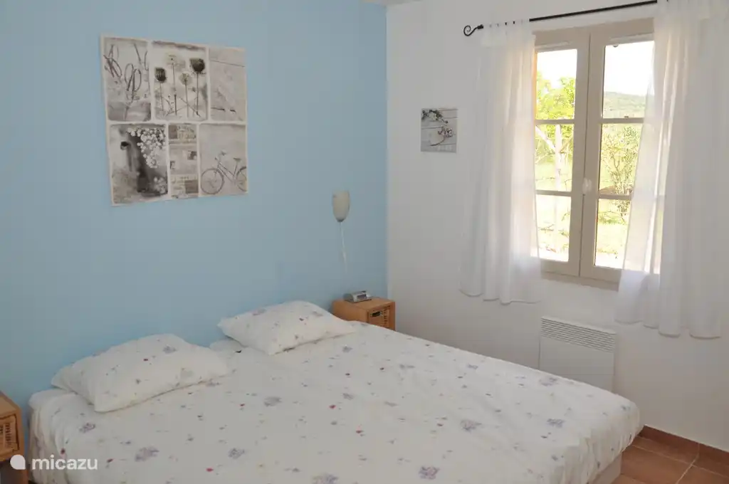 Schlafzimmer blau mit 2 Boxspringbetten