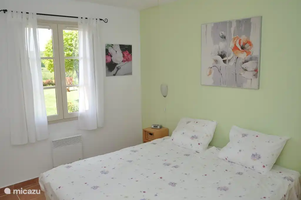 Grünes Schlafzimmer mit 2 Boxspringbetten