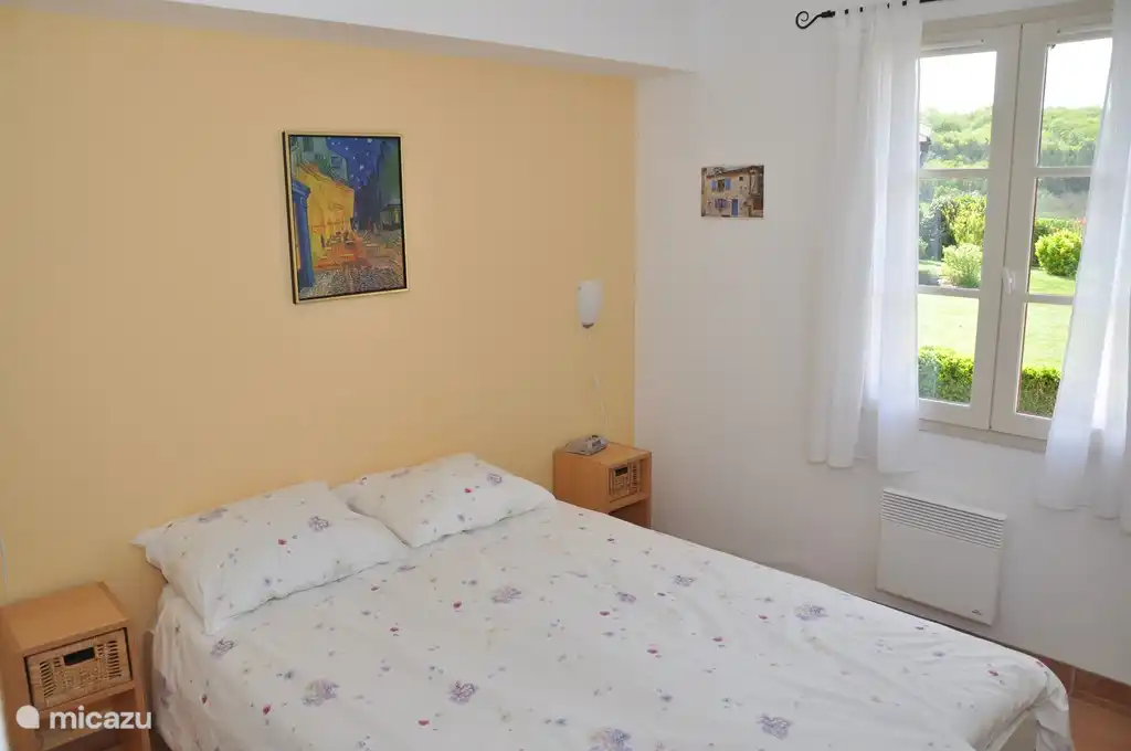 Schlafzimmer gelb mit 2 Boxspringbetten