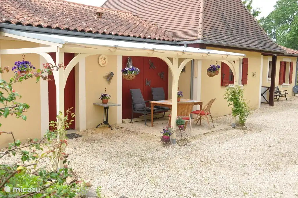 Vorderhaus mit Blick auf das Schloss des Milandes.