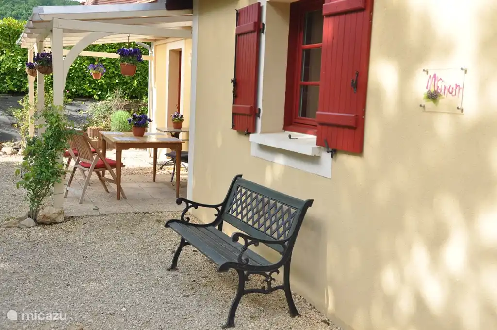 Vorderhaus mit Garten