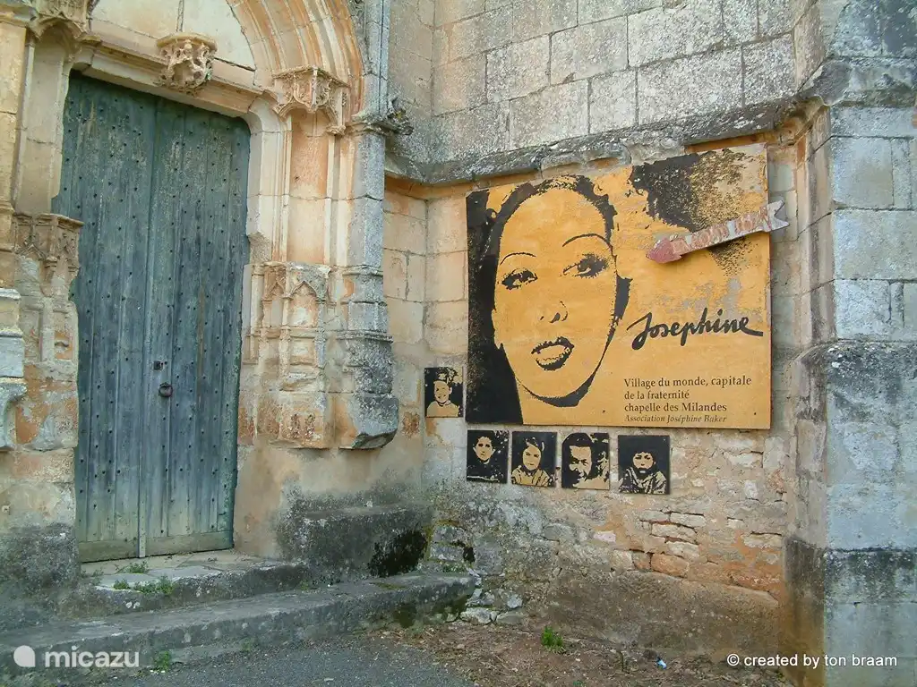 Einzigartiges Foto einer Wandtafel von Joséphine Baker an der Kirche. Es wurde vor Jahren entfernt.
