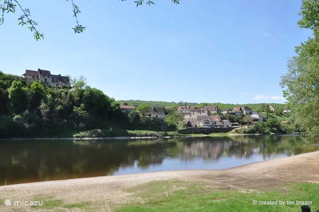 Auf der anderen Seite liegt Port d'Envaux mit Blick auf Envaux. Hier können Sie ein schönes Picknick machen.