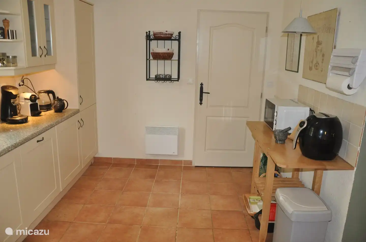 Andere Seite Küche mit Geräten