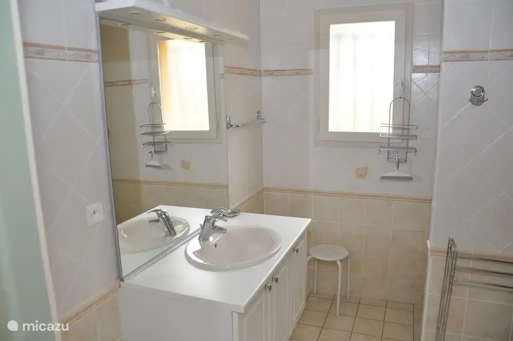 Badezimmer mit ebenerdiger Dusche