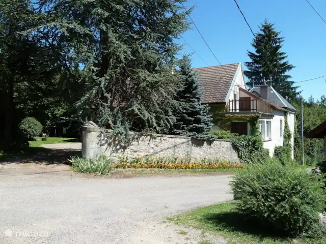 Relais de Chasse | France, Côte-d'Or, Voudenay - gîte / cottage La maison est située dans un quartier très calme, pratiquement pas de circulation (3/4 voitures par jour....)
