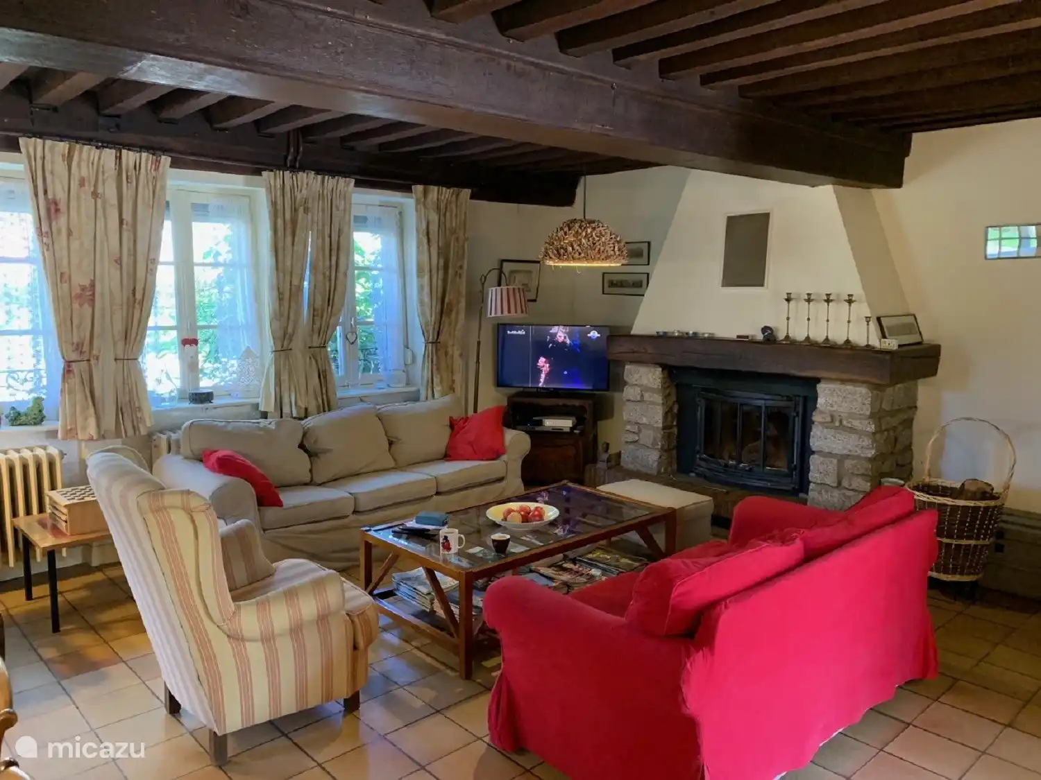 Gemütliches Wohnzimmer mit original Balkendecke und Kamin