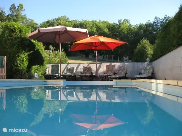 Wandelen, Frankrijk, Lot, Frayssinet, gîte / cottage Les Combes - 10 personen Even lekker bij komen aan het zwembad