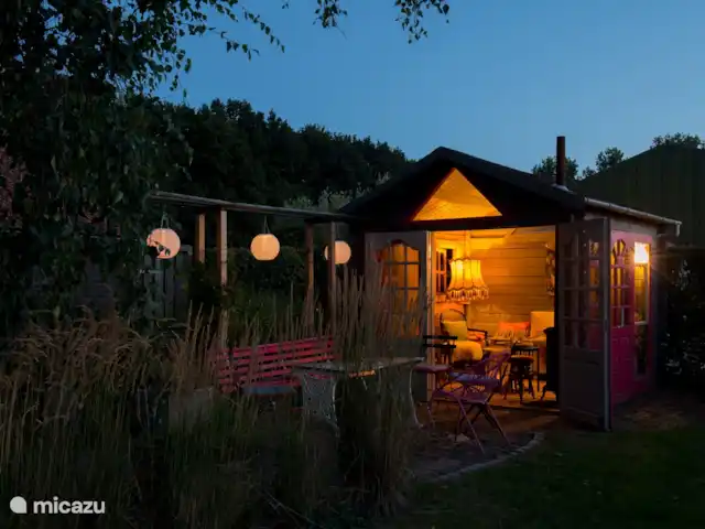 Maison d'hôtes The Front House | Pays-Bas, Brabant-Septentrional, Herpen - maison de vacances Abri de jardin le soir