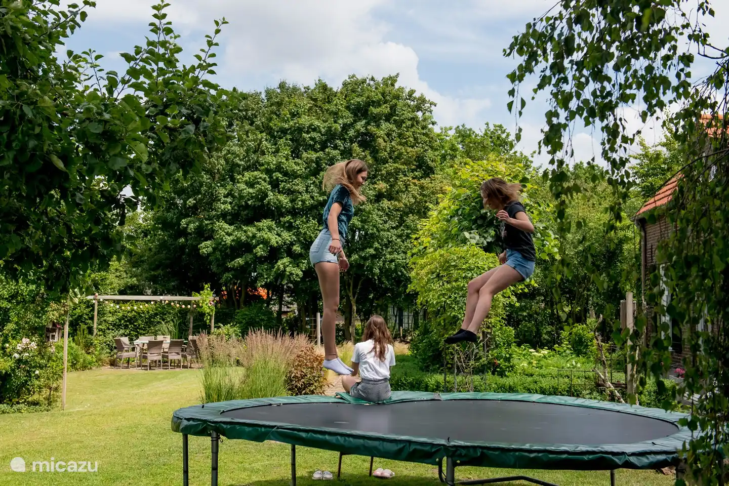 Auf das Trampolin springen