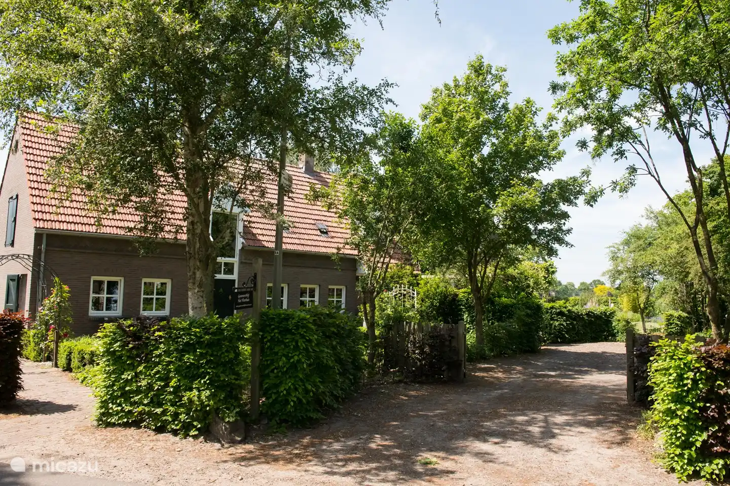 Einfahrt / Parkplatz