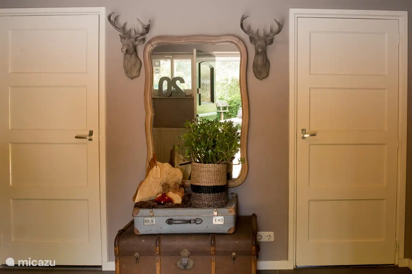 Die Halle mit Zugang zu den 2 Bädern