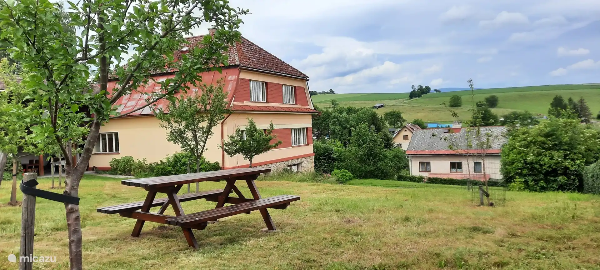 Mesa de picnic en huerto