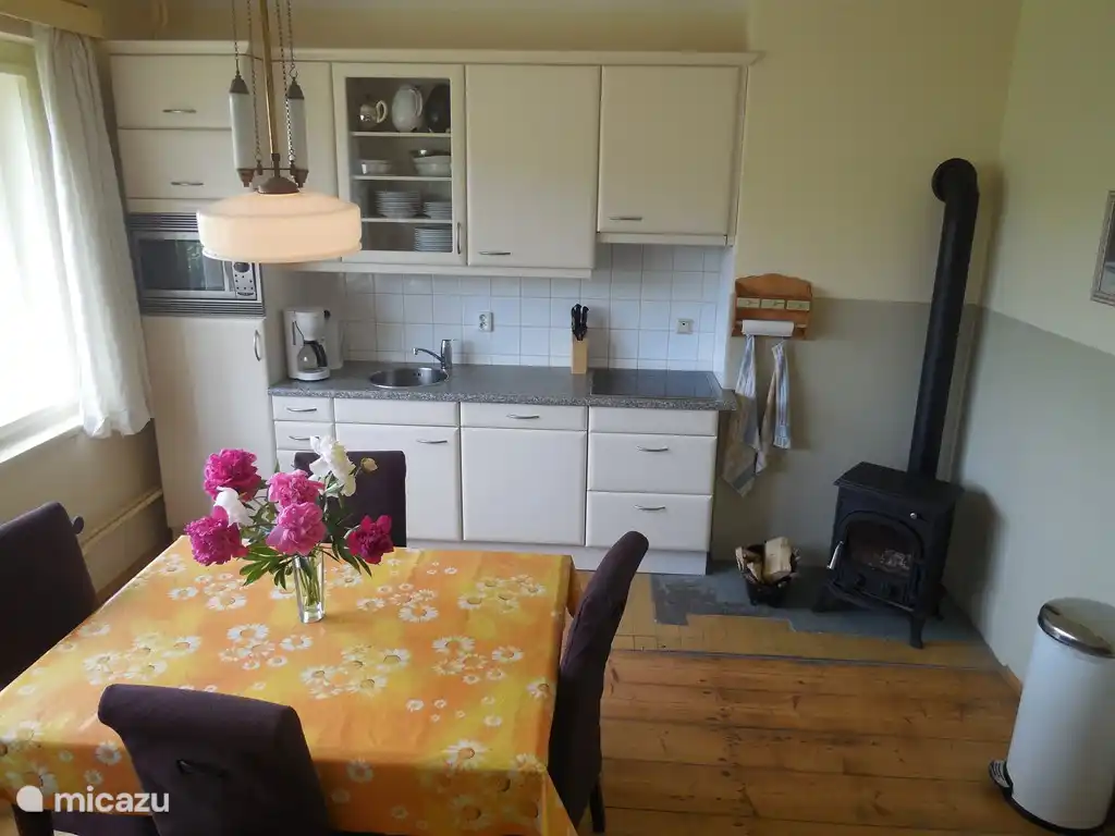 Cocina comedor en planta baja.
La mesa se puede ampliar hasta un máximo de 12 asientos