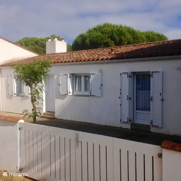 The car can be parked behind a lockable gate.