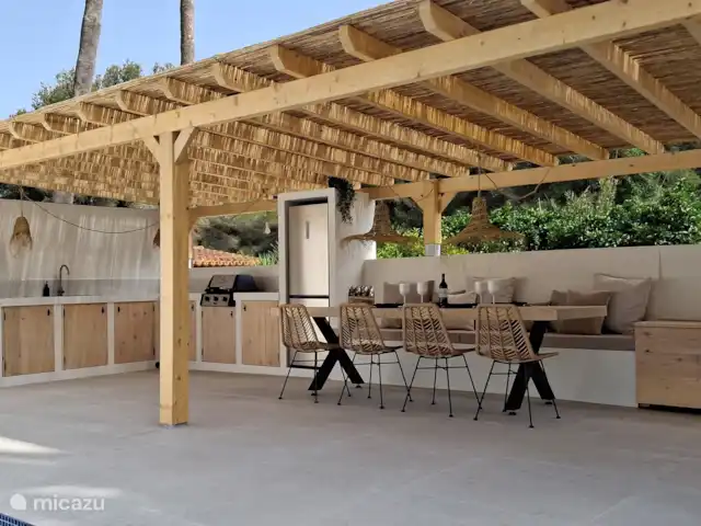 Villa Péndulo en España, Costa Blanca, Benissa - villa La cocina al aire libre tiene una nevera grande y una barbacoa Broil King. En otras palabras... Ase a la parrilla y luego cene en la mesa tamaño king.