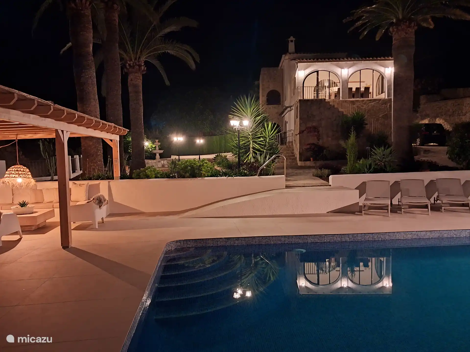 La piscina por la noche