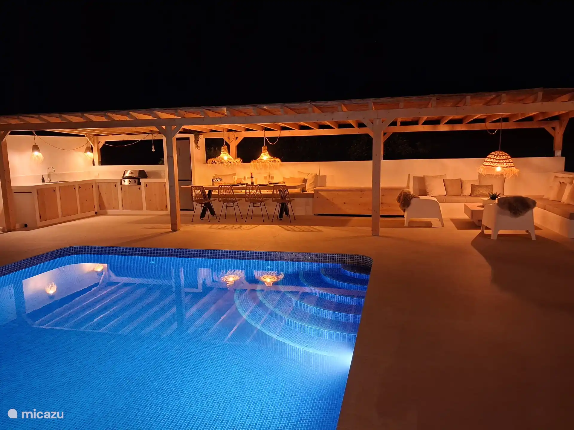 La piscina por la noche