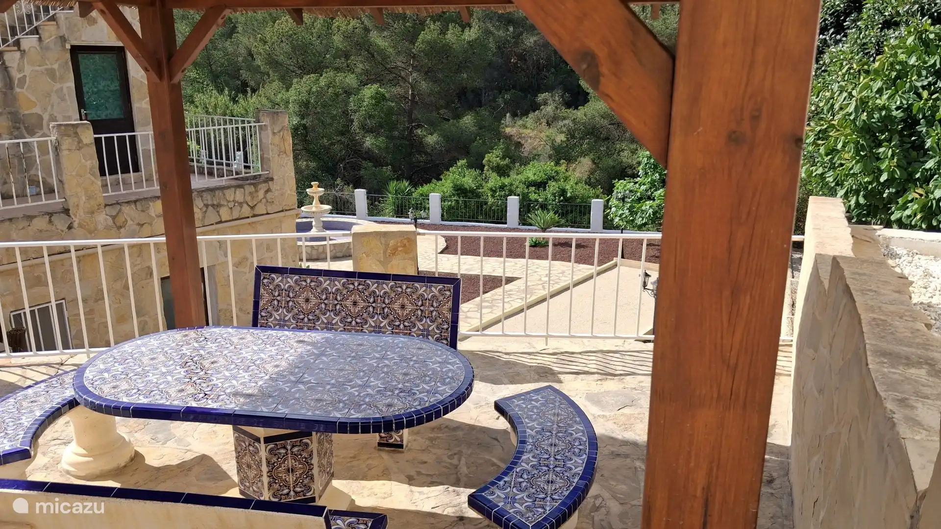 En la terraza superior es bueno relajarse bajo el mirador. Un buen lugar para ver el juego de petanca.