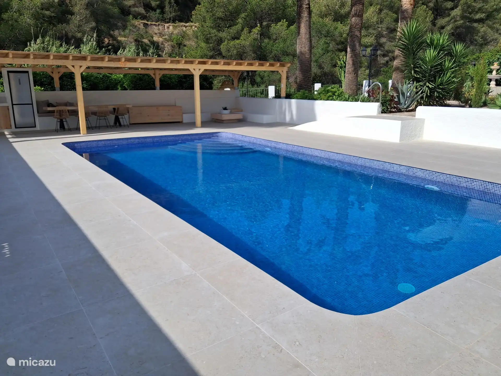 ¿Qué podría ser mejor que un refrescante chapuzón entre tomar el sol? Con una piscina de 10 metros, no hay nada que te detenga.