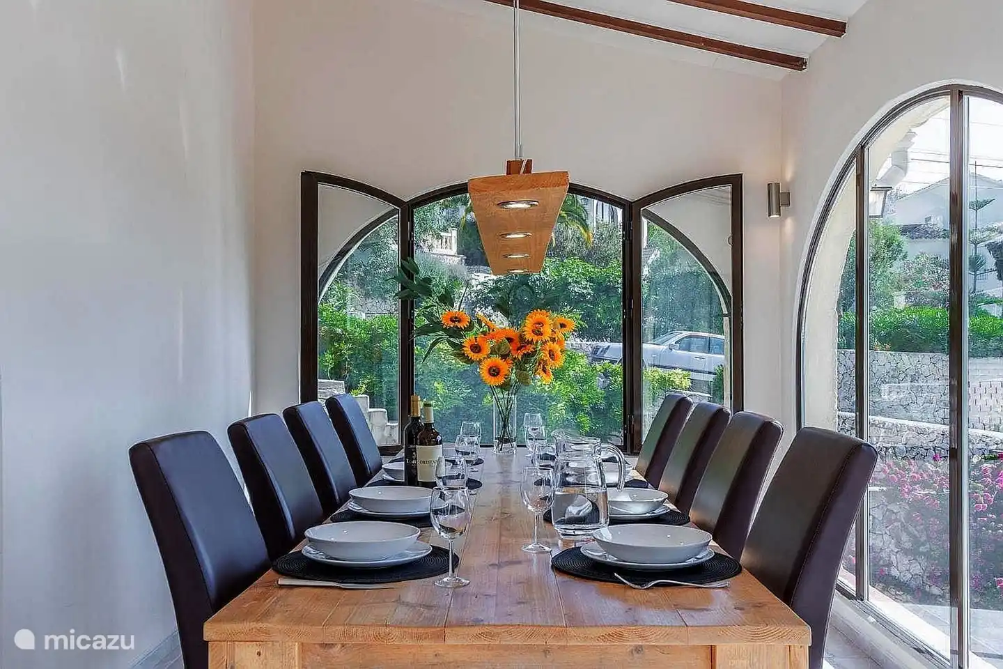 En la 1ª planta hay espacio para ocho personas en la mesa del comedor. Desde allí hay una vista sobre los hermosos alrededores.