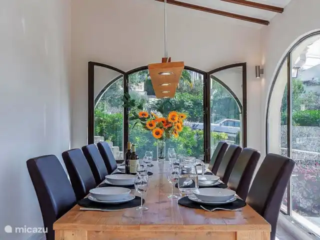Villa Péndulo en España, Costa Blanca, Benissa - villa En la 1ª planta hay espacio para ocho personas en la mesa del comedor. Desde allí hay una vista sobre los hermosos alrededores.