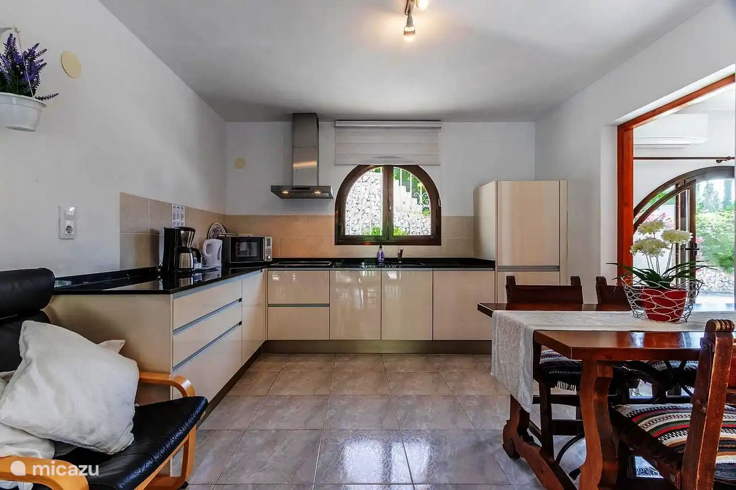 Sala de estar en la planta baja con cocina.