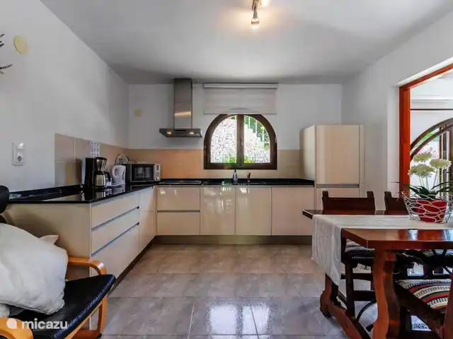 Villa Péndulo en España, Costa Blanca, Benissa - villa Sala de estar en la planta baja con cocina.